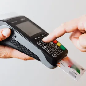 Pagos digitales para pequeños negocios: qué debes revisar antes de aceptarlos