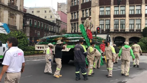 El Gobierno de la CDMX prepara el alumbrado decorativo para el Zócalo por las fiestas patrias 2023.