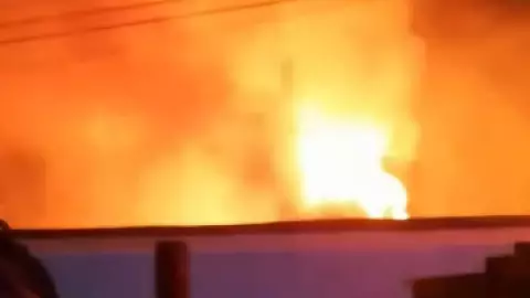 Fuerte incendio consume casa en Maxcanú (video)