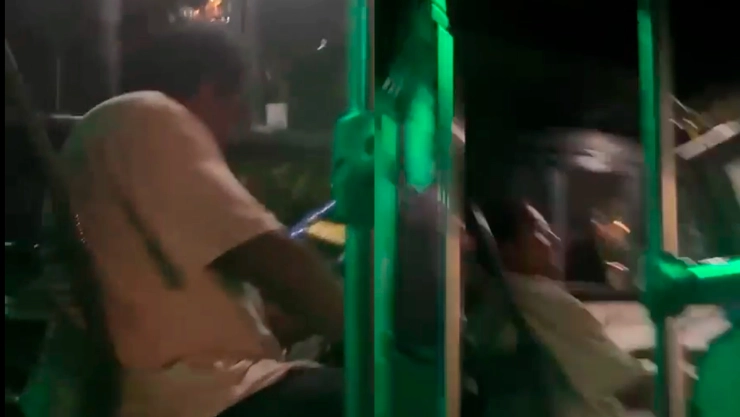 ¡Terror en Veracruz! Pasajeros huyen de chofer ‘poseído’ al volante de un camión