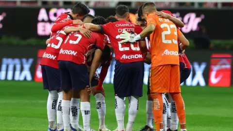 Jugadores de Chivas lanza petardo contra prensa