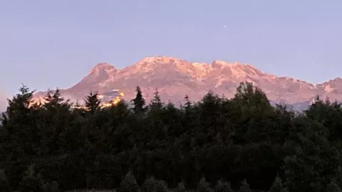 Siguen los trabajos para detener el incendio en el iztaccíhuatl.