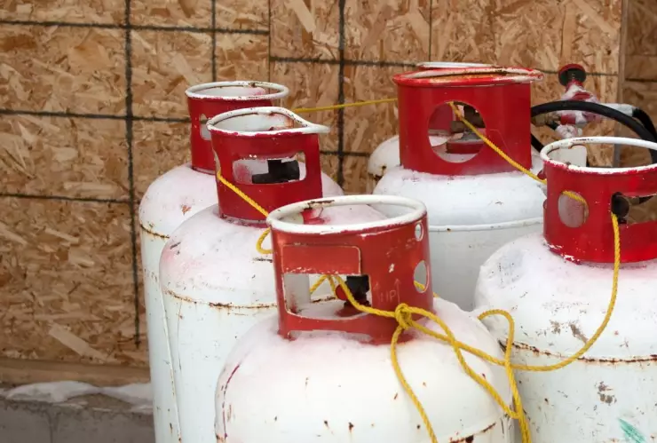 varios tanques de gas, asegurados con una cuerda amarilla