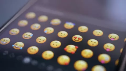 DIA EMOJIII.jpg