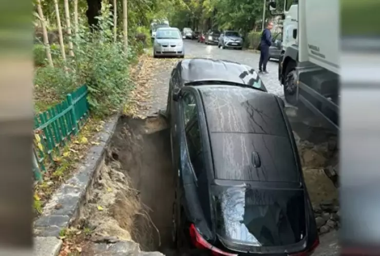 socavón-rumania-madre-e-hijo-caen-agujero-video
