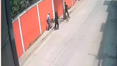 ¡Quedo grabado! Asaltan a abuelito y le roban su bicicleta a plena luz del día
