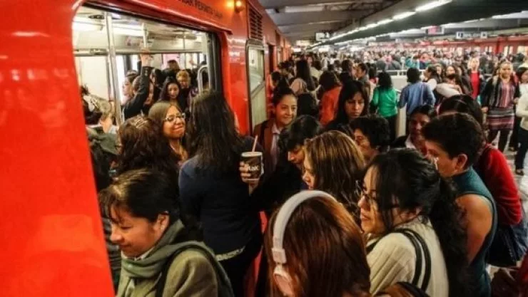 Rescatan a una mujer que se arrojó a las vías del metro