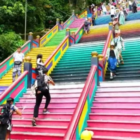 abandonados subirán las escaleras al templo sin que sus velas se apaguen.