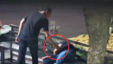 Un hombre despertó sin su celular tras ser robado por un sujeto mientras dormía en una banca en Monterrey