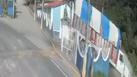 Camión se estrella contra capilla en Coscomatepec
