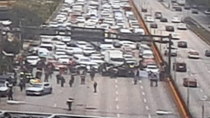 Padres de niños con cáncer cierran Circuito Interior, cerca del AICM