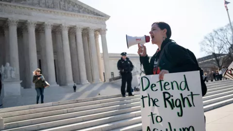 Juez de EUA ordena restaurar DACA al gobierno de Trump