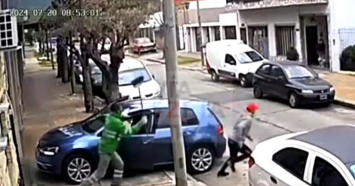 VIDEO | Barrendero frustra robo de auto; esto utilizó para darle una paliza al ladrón VIDEO | Barrendero frustra robo de auto; esto utilizó para darle una paliza al ladrón