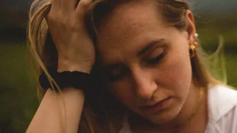 Expertos revelan cuál es la edad más difícil de una mujer