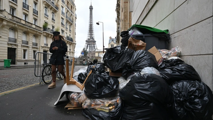 París bajo toneladas de basura por huelga de trabajadores