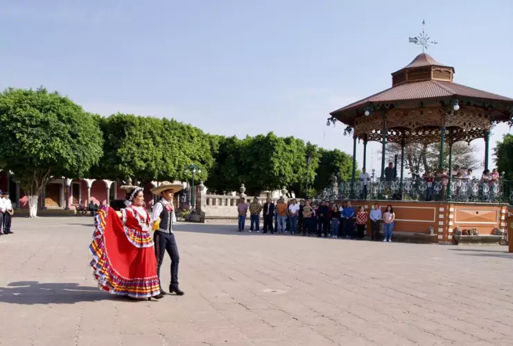 Aspectos de la plaza principal de Sayula Jalisco.jpg