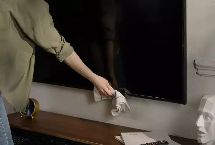 Los productos no recomendados para limpiar la pantalla de televisión y sus riesgos