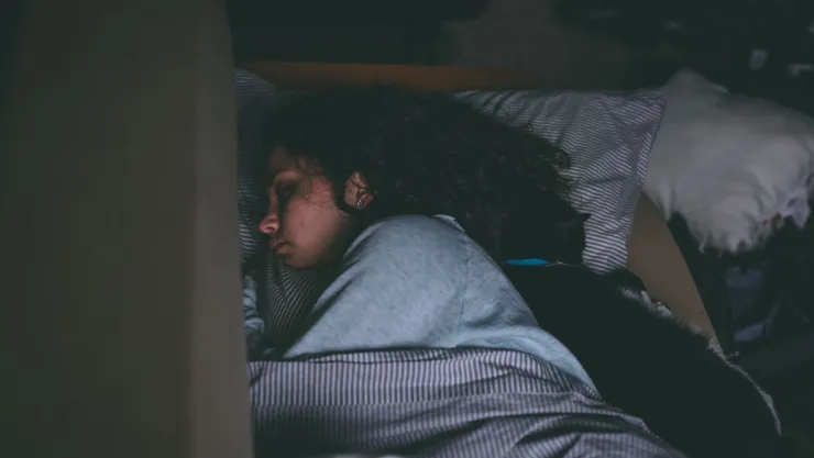 ¿Qué significa dormir con la puerta cerrada? La psicología responde