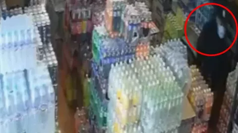 VIDEO | ¿Karma instantáneo? Ladrón se dispara solo en un intento de robo