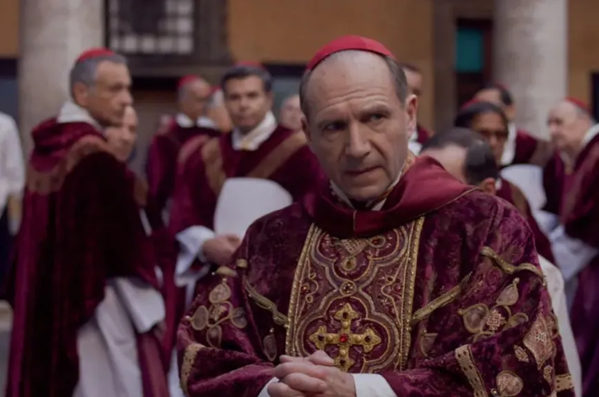 El vestuario no solo refleja la austeridad religiosa, sino también las tensiones personales y políticas entre los personajes. Los trajes destacan la importancia del ritual, la jerarquía eclesiástica y el poder, ayudando a sumergir al espectador en la atmósfera de poder y conflicto que define la narrativa de la película.
Crédito: Diamond Films