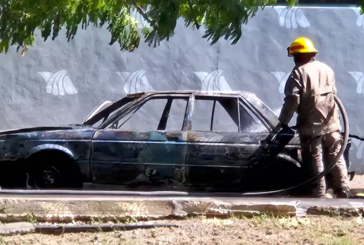 Fuerte INCENDIO consume automóvil en Mérida: VIDEO