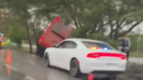 VIDEO: Reportan volcadura de autobús en el periférico de Mérida