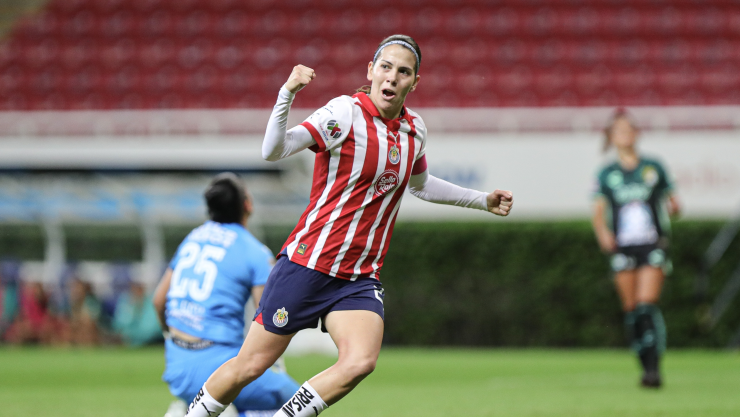 Licha Cervantes festeja su gol 100 con Chivas Femenil