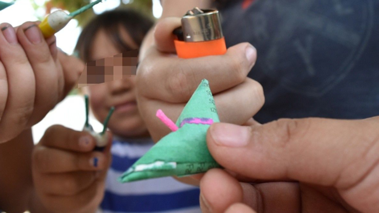 Niño provoca incendio con “palomita” en Torreón, Coahuila
