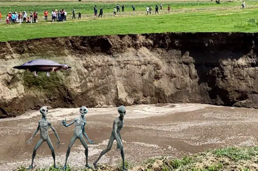 El aterrizaje de un OVNI habría originado el socavón.