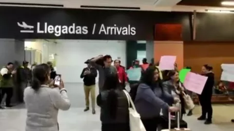 Marx Arriaga es recibido con abucheos.