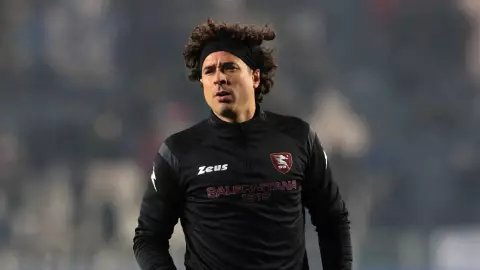 Guillermo Ochoa en el marco del Salernitana