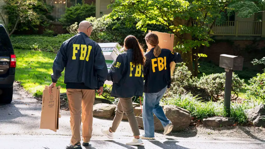 Agentes del FBI en la casa del exasesor de Seguridad Nacional de EU, John Bolton.