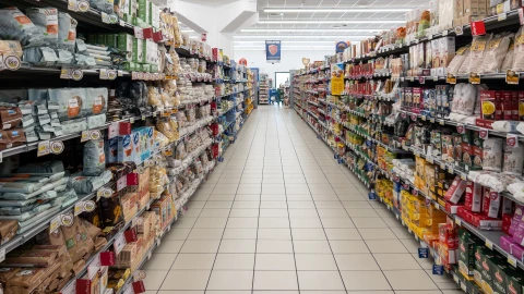 Pasaje de un supermercado en Texas con góndolas de comida y productos.