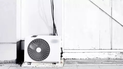 Mujer se esconde en aire acondicionado; novio la apuñala en 12 ocasiones