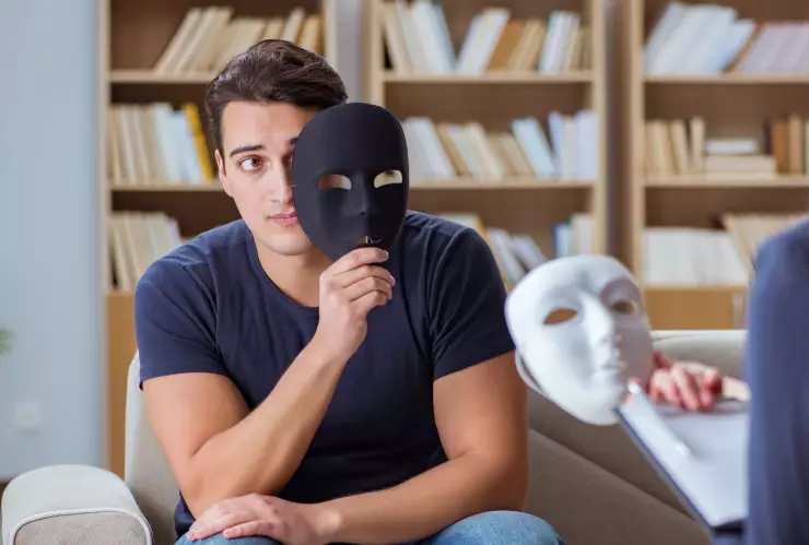 Cómo dejar de ser narcisista: 7 claves que la psicología respalda y que puedes aplicar ya