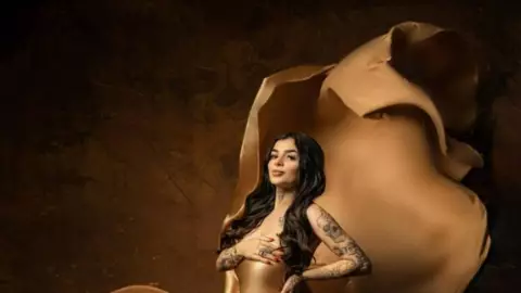 La FOTO con la Karely Ruiz anuncia su embarazo, ¿quién es el papá del bebé?