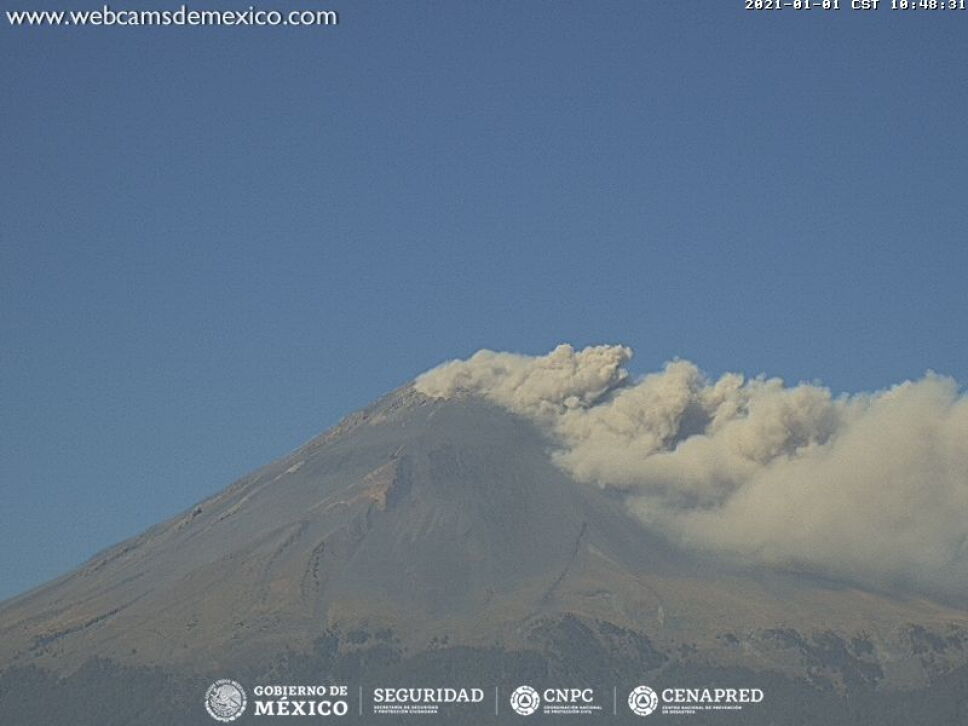 VIDEO: El volcán Popocatépetl inició el 2021 con una fumarola de 300 metros