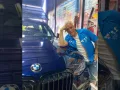 Alejandro y su auto.jpg