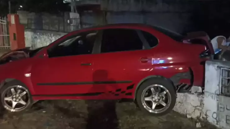 VIDEO_ Tras protagonizar FUERTE accidente y dejar severos daños, automovilista se da a la fuga