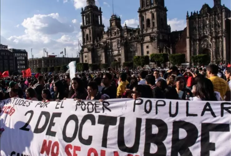 Manifestación por la matanza del 2 de octubre en Tlatelolco frente a la Catedral Metropolitana de la CDMX