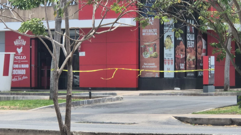 FOTOS: Así quedó un restaurante de comida rápida tras un fuerte incendio que lo devoró, en Mérida