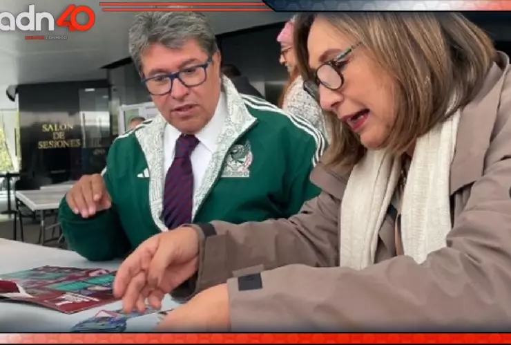 Álbum del Mundial: Monreal y Xóchitl Gálvez intercambian estampas