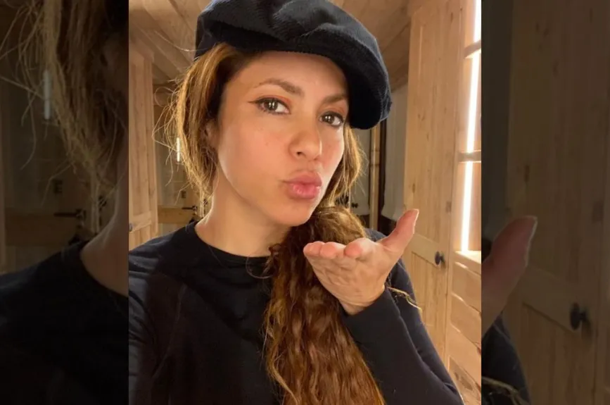 Shakira selfie con boina.jpg