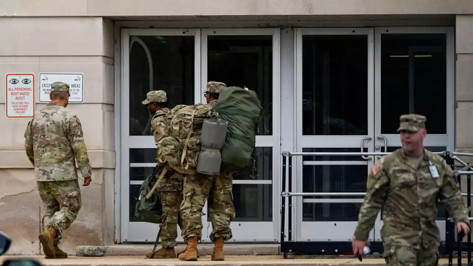 Elementos de la Guardia Nacional en Columbia, Washington.