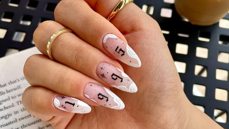 Es momento de brillar. Descubre los 10 estilos de uñas más buscados para celebrar tu mes con elegancia