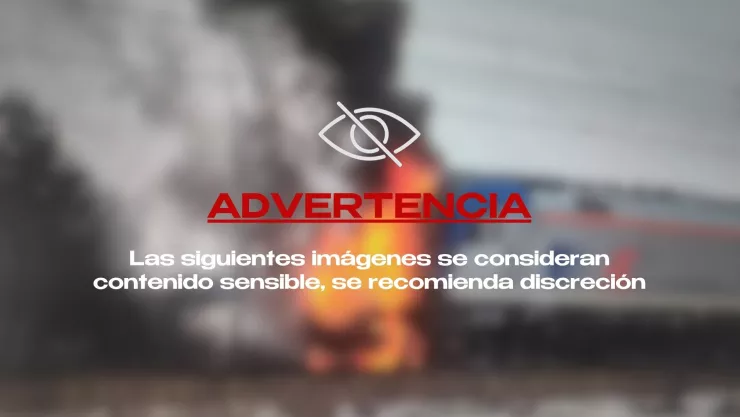 VIDEO: Vehículo es ARROLLADO por dos trenes tras quedar atrapado en un paso a nivel