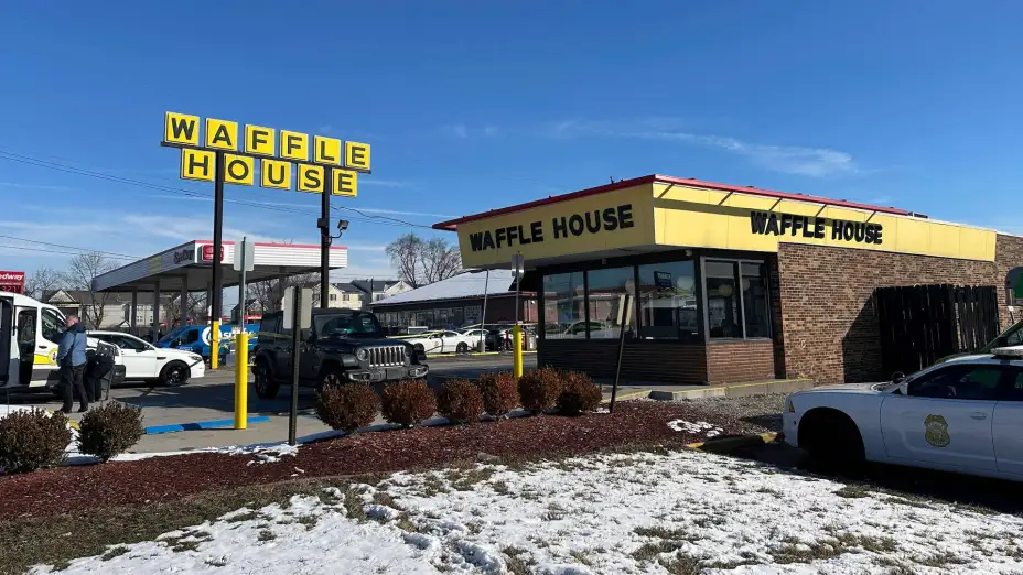 Policías en Waffle House de Indianápolis tras un tiroteo.