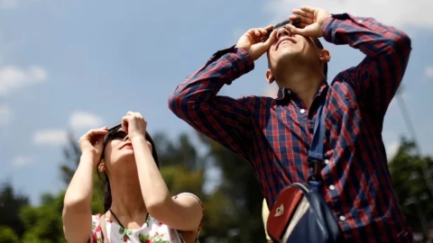 Eclipse solar 2024: El paso a paso para construir lentes caseros para proteger tus ojos fácil y rápido