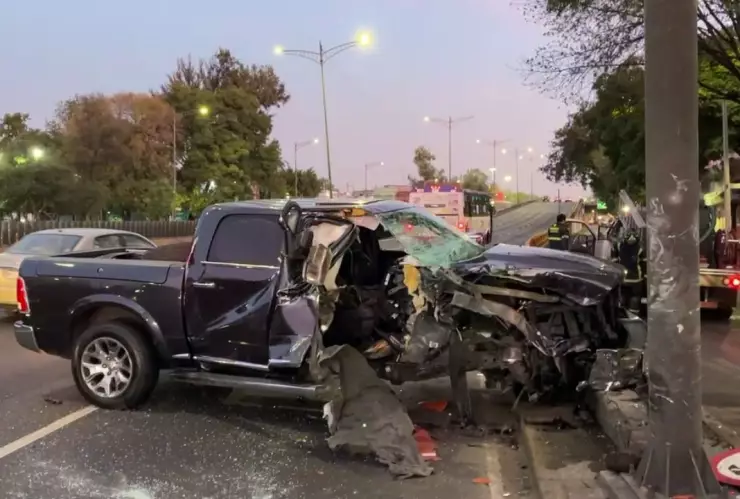 CDMX: Conductor destroza su camioneta en Marina Nacional y sobrevive de milagro