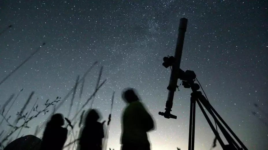 Gente mira al cielo en un observatorio en Avren, Bulgaria.